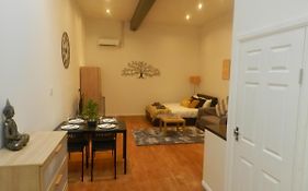 Luxury, Spacious City Center Studio W/ Air-Con